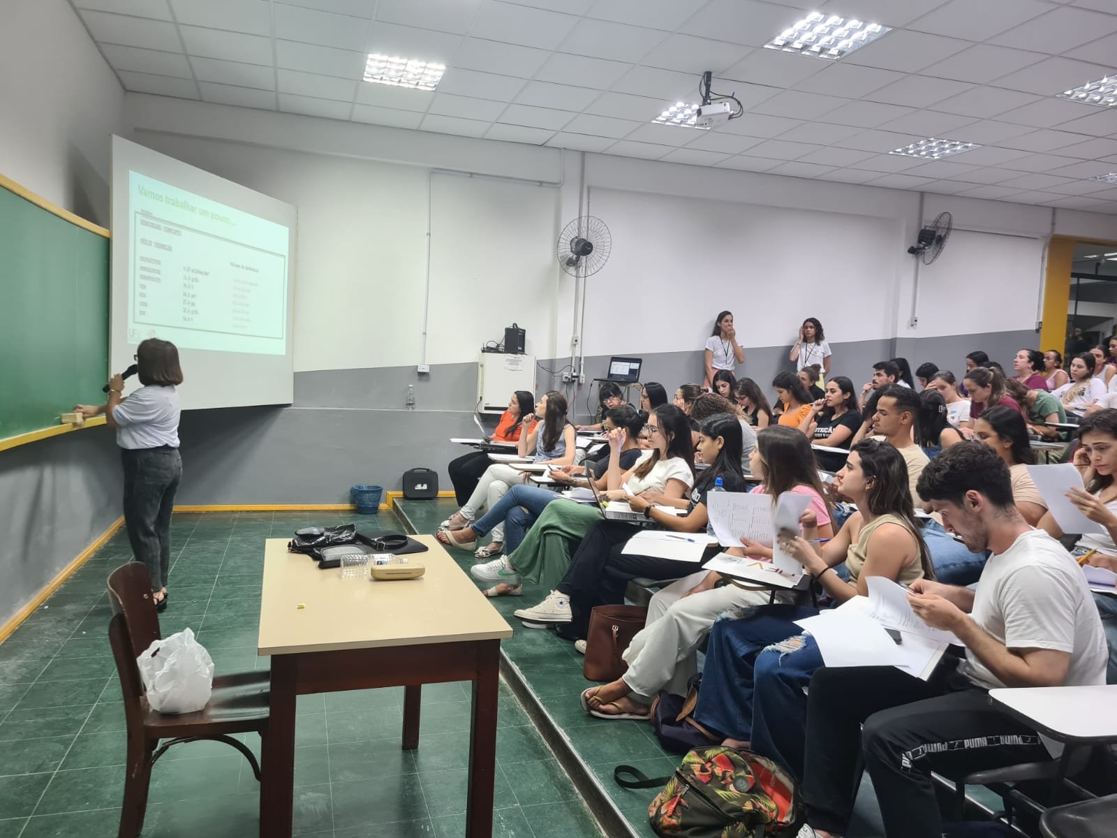 Profa. Maria Sônia Lopes Duarte ministrando aula